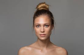 Straight Hair With Middle Parts for 2023